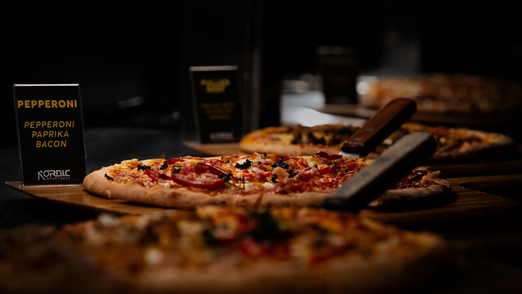 pizza på stenbakgrund